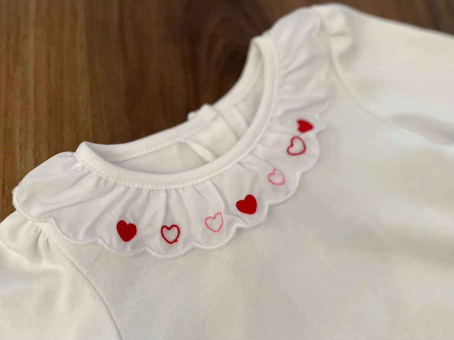 Детская блузка для девочек с вышивкой сердечек и волнистым краем Hearts Embroidered Scallop Knit Zuccini Kids, White — фото 2