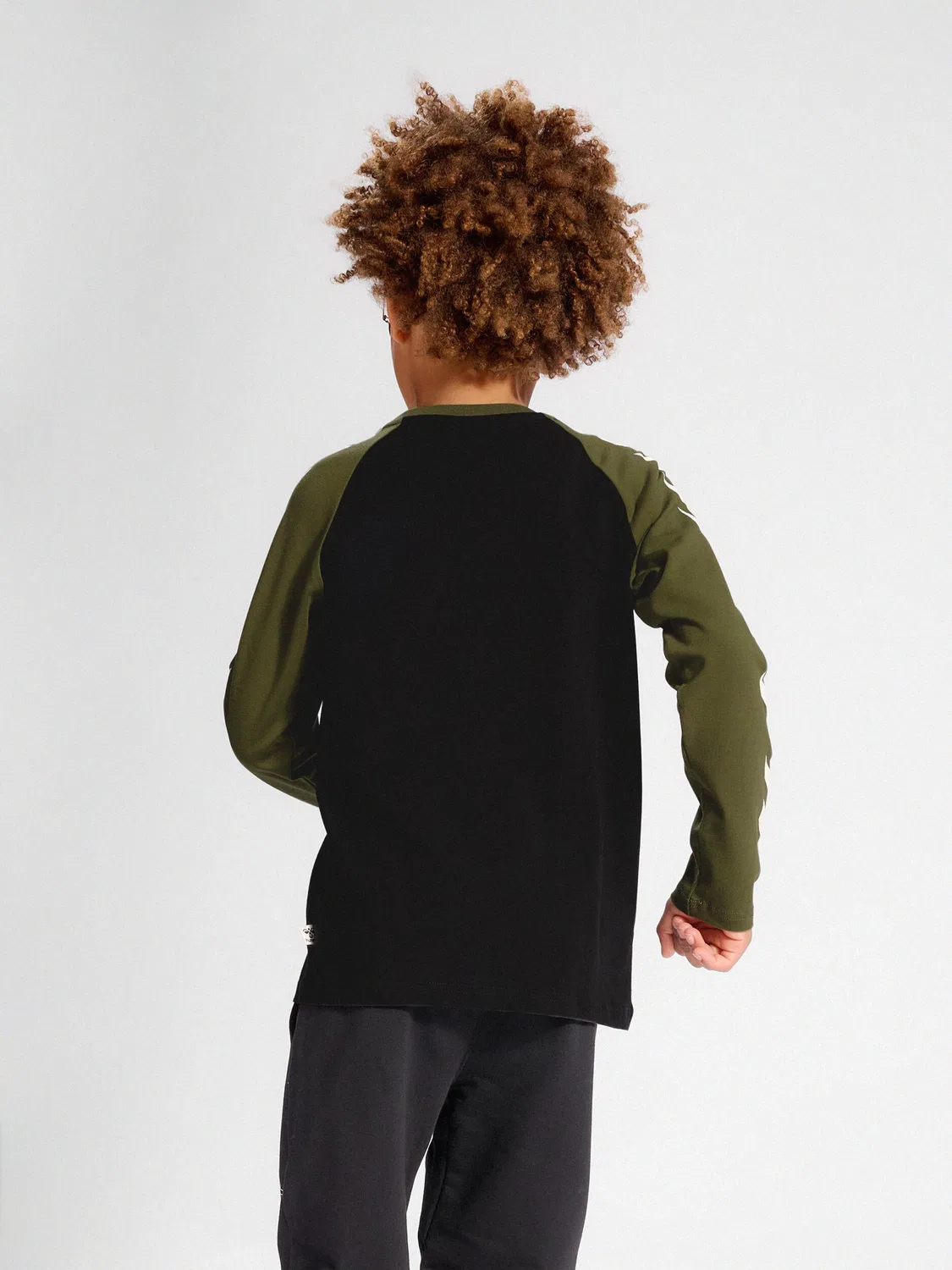 Детский лонгслив с принтом Hmlboys T-Shirt L/S Hummel, Olivgrun Schwarz — фото 2