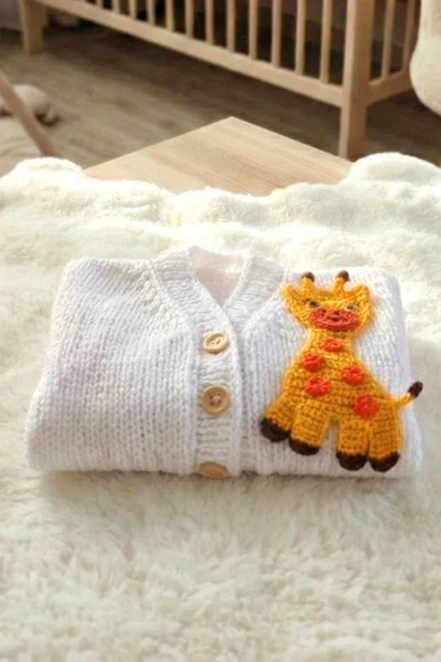 Детский кардиган с вязаным жирафом Hand knitted giraffe figured baby cardigan - white baby gift with amigurumi detail Lunivellart, White — фото 3