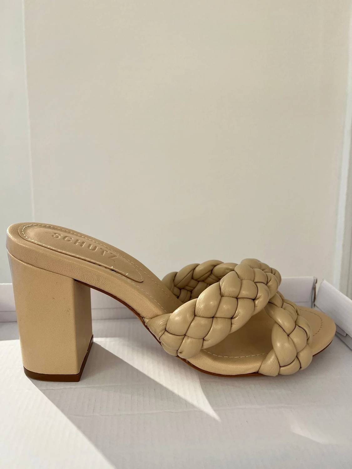 Сандалии Cicely Block в миндальном оттенке SCHUTZ, Almond Buf