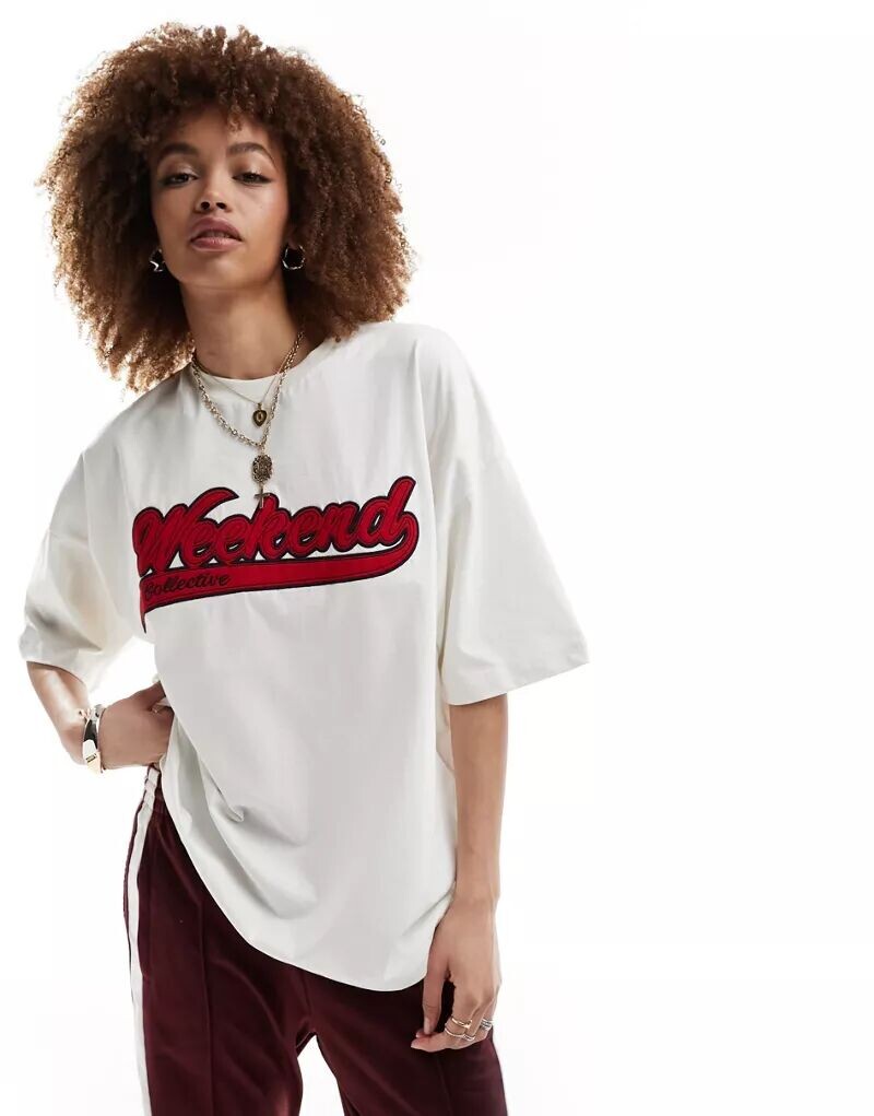 

Бежевая футболка оверсайз с логотипом ASOS Weekend Collective