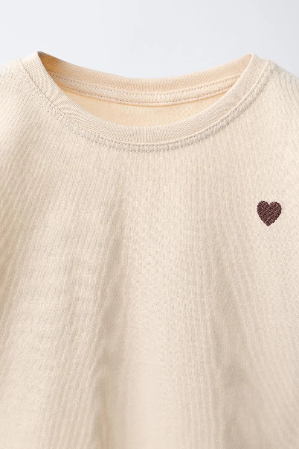 Простая футболка с вышитым сердечком ZARA, Vanilla — фото 3