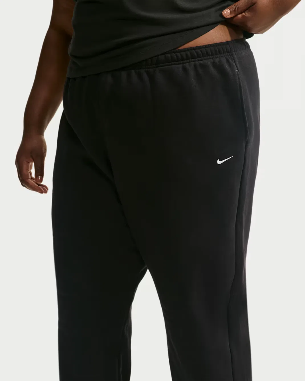 Женские брюки оверсайз с высокой посадкой и манжетами Nike Studio Fleece Medium Weight, Total Black/Sail — фото 2