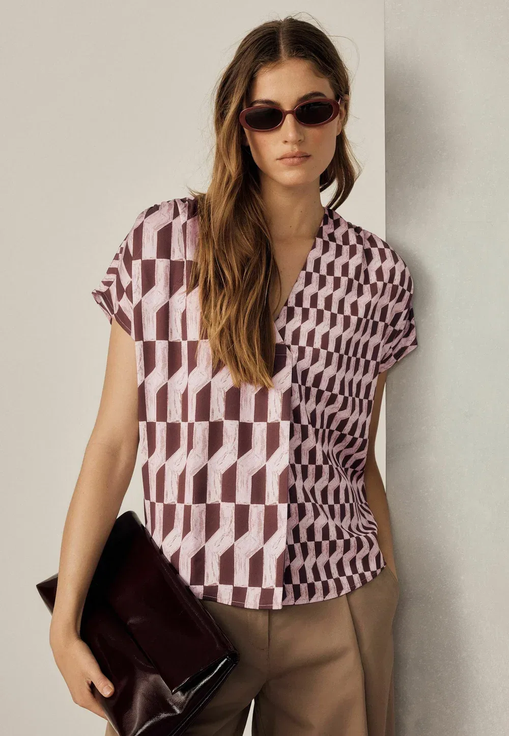 Блузка с короткими рукавами и V-образным вырезом, укороченного кроя Next, Pink Brown Geometric Print — фото 2