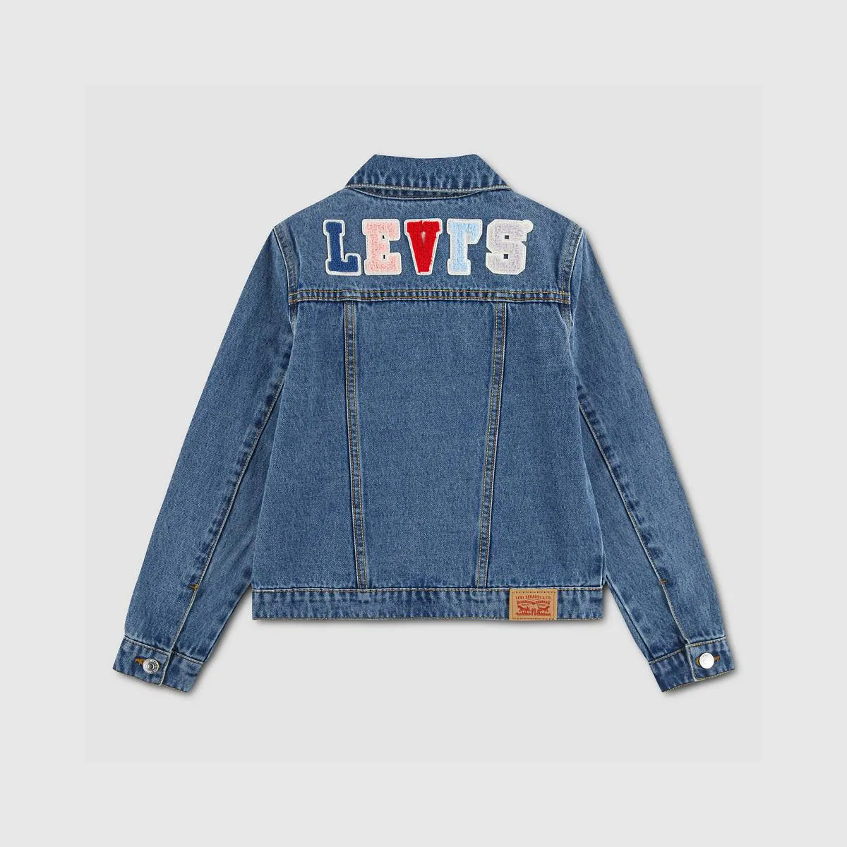 Джинсовая куртка-тракер с нашивками для девочек 4-6 лет Levi's, Blue - Medium Wash — фото 2