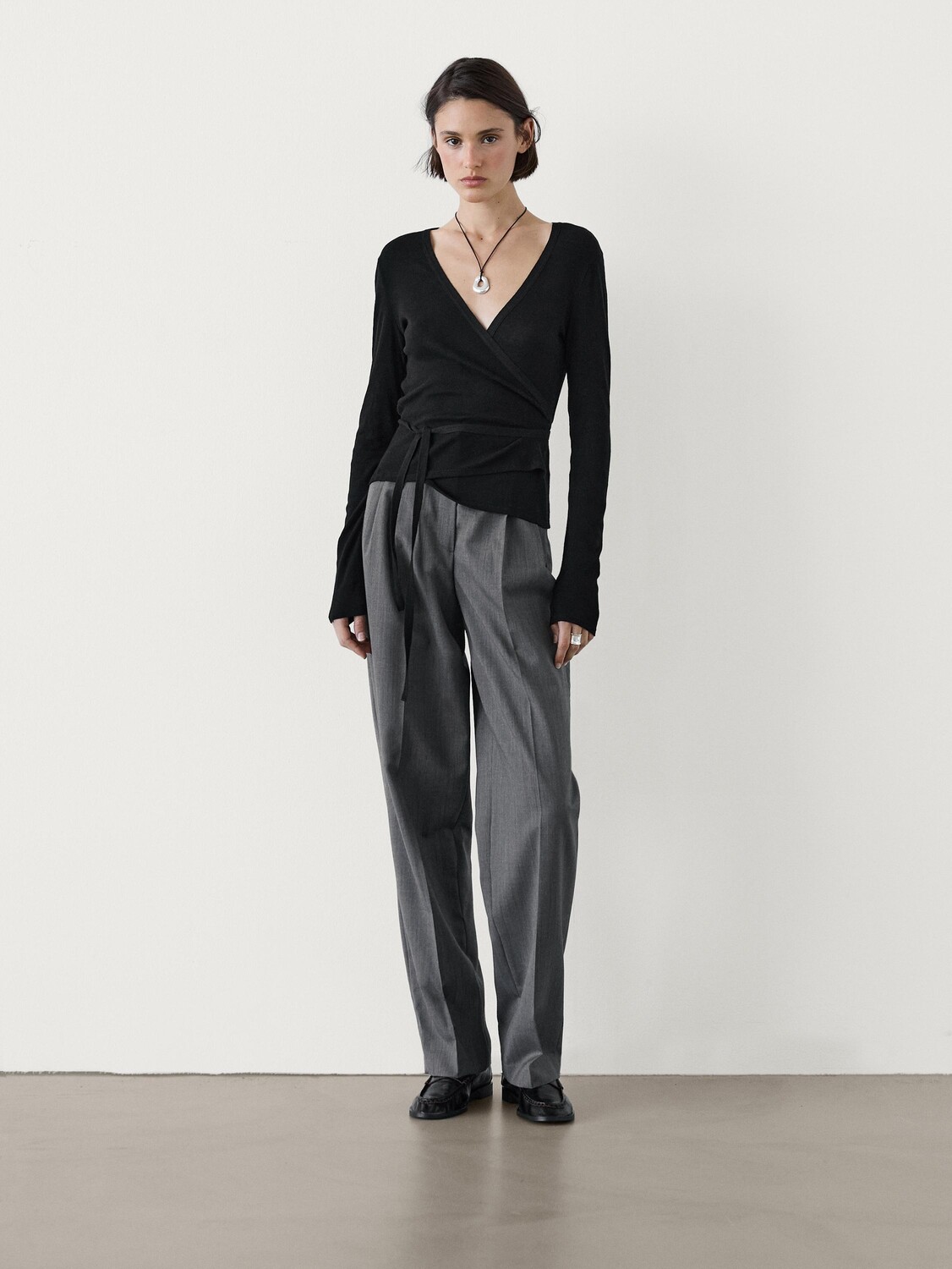 

Завязанная футболка с манжетами Massimo Dutti, черный