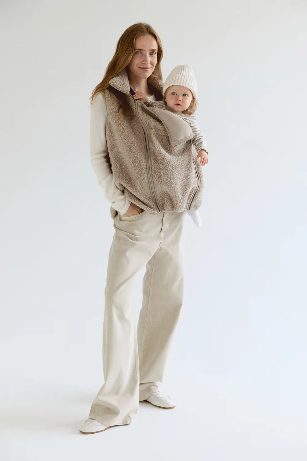 Мама до и после ношения ребенка в жилете из плюшевого флиса H&M, Beige — фото 3