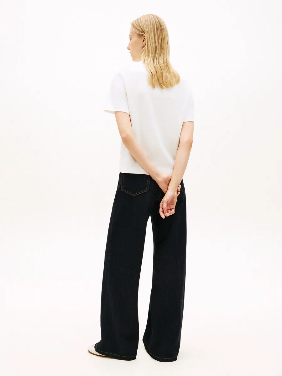 Футболка TOMMY HILFIGER 'Boxy Interlock' белого цвета — фото 4