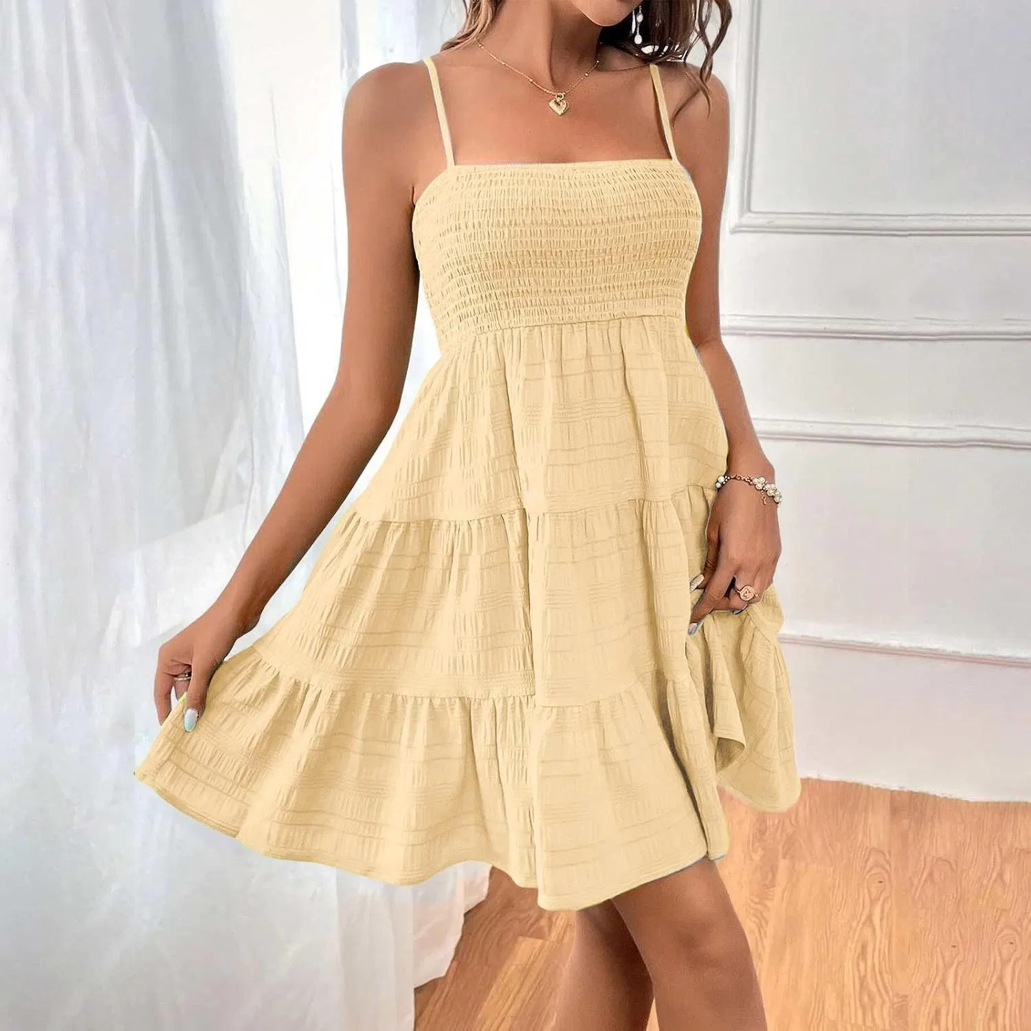 Женское мини-платье на бретелях с смок-деталью, Yellow — фото 3
