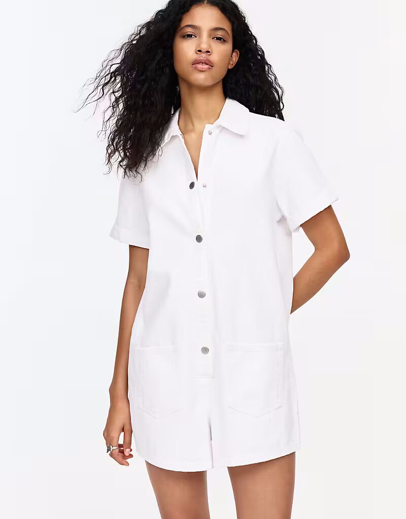 

Короткие джинсовые комбинезоны Pull&Bear белого цвета