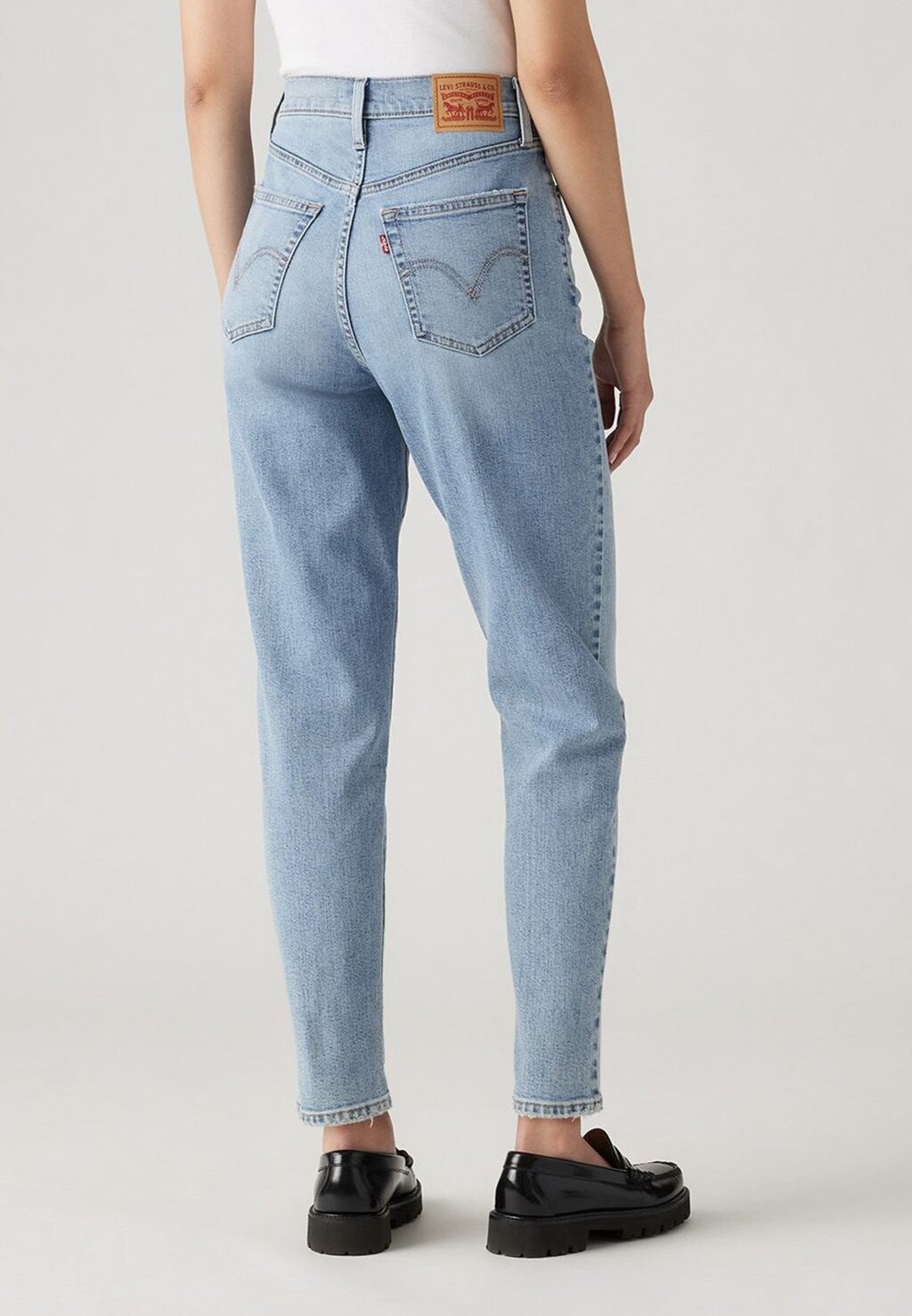 Зауженные джинсы HIGH WAISTED MOM Levi's, светло-голубой деним — фото 2