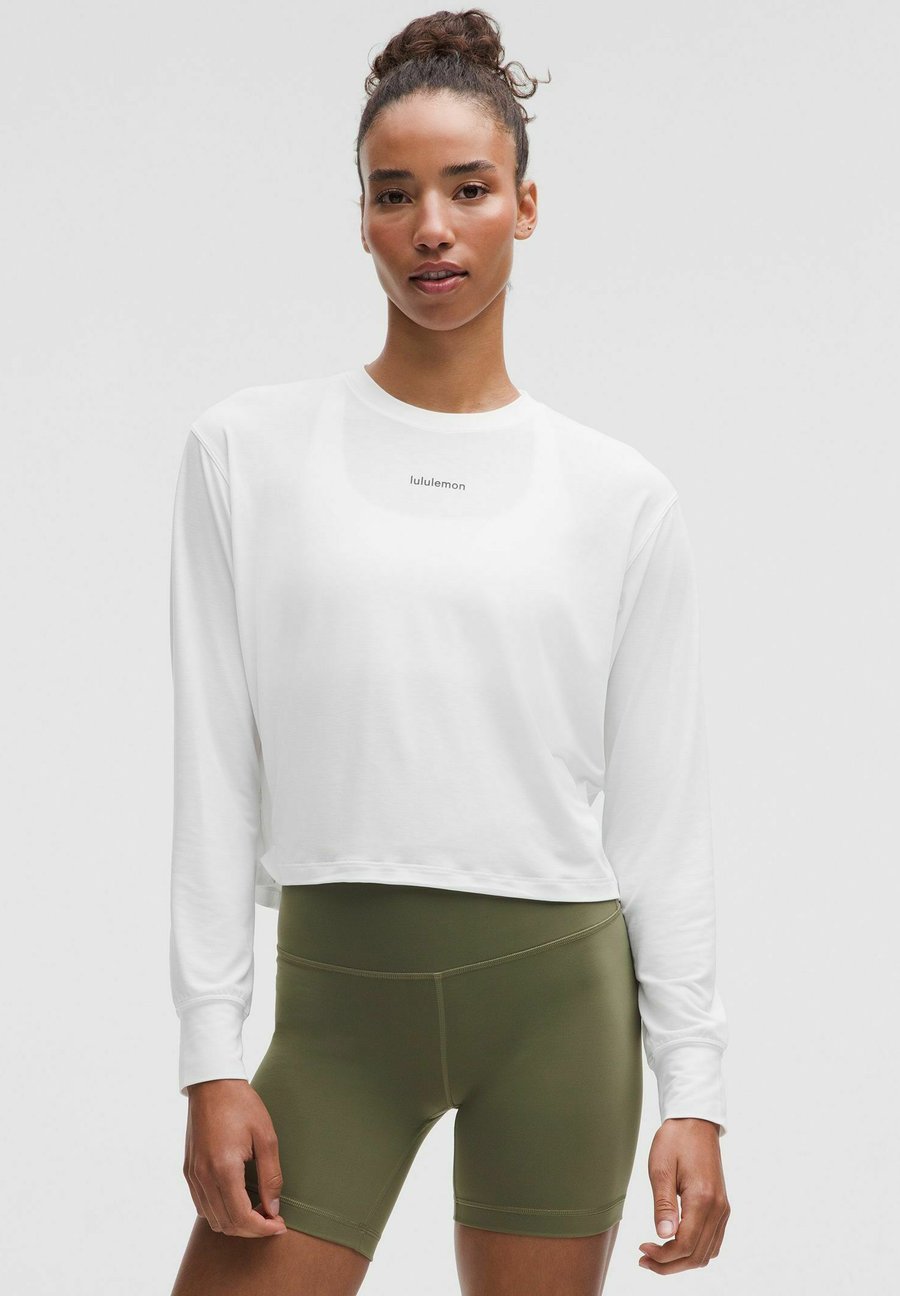 

Топ lululemon TRAINING LONG SLEEVE WORDMARK, White