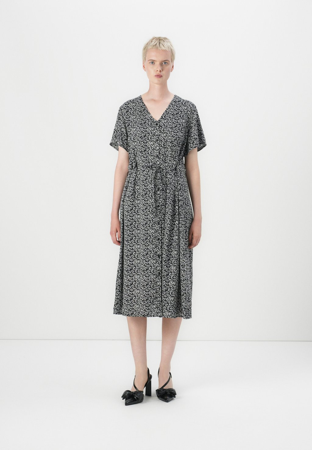 

Повседневное платье PCNYA V NECK MIDI DRESS Pieces, черный