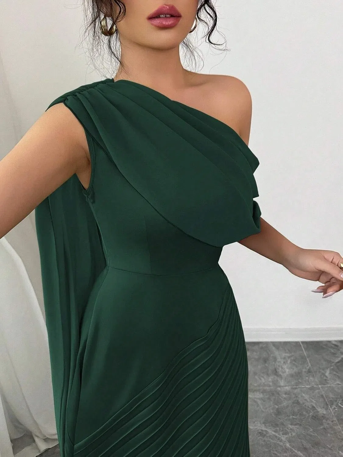 Женское A-силуэта платье с одним плечом, Dark Green — фото 4