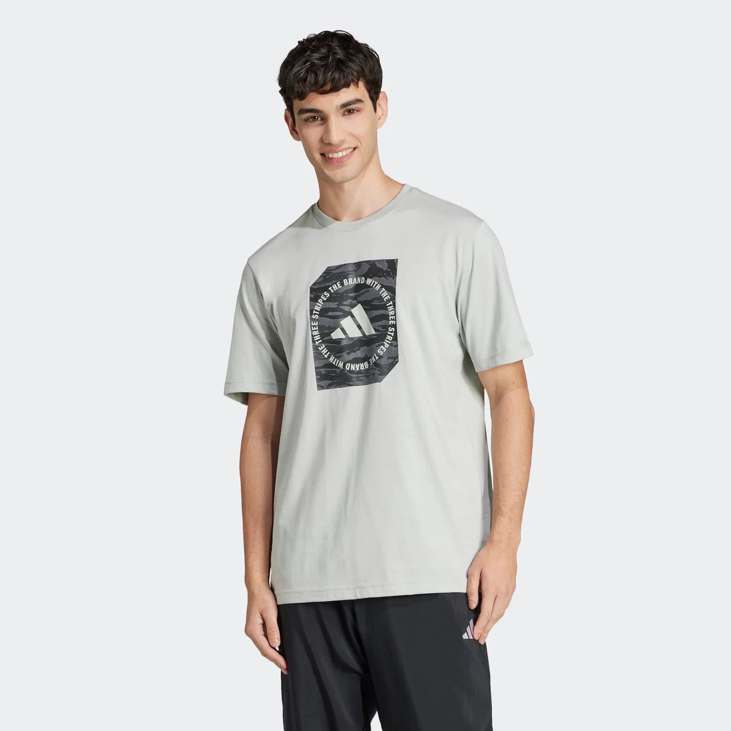 Детская футболка с камуфляжным принтом Adidas Sportswear, Wonder Silver — фото 2