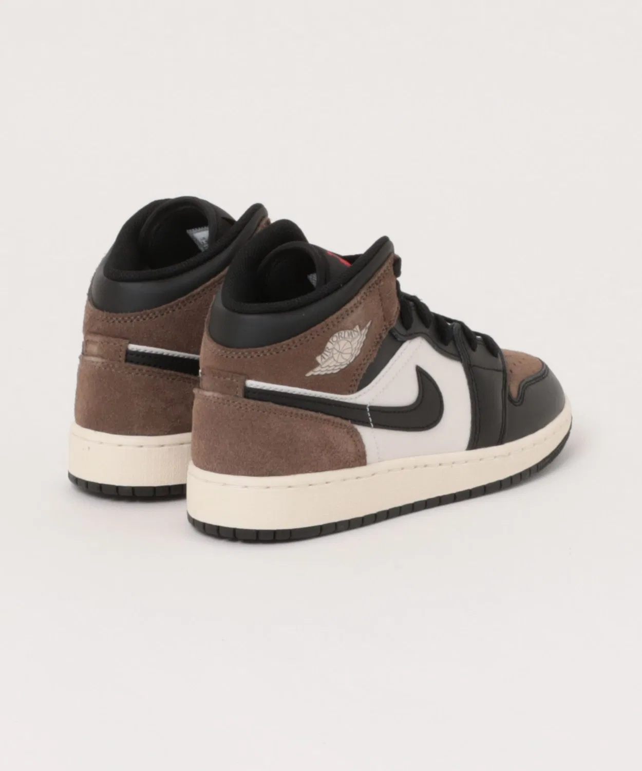Детские кроссовки для девочек с высоким берцем Air Jordan 1 Mid GS JORDAN BRAND, Black — фото 2