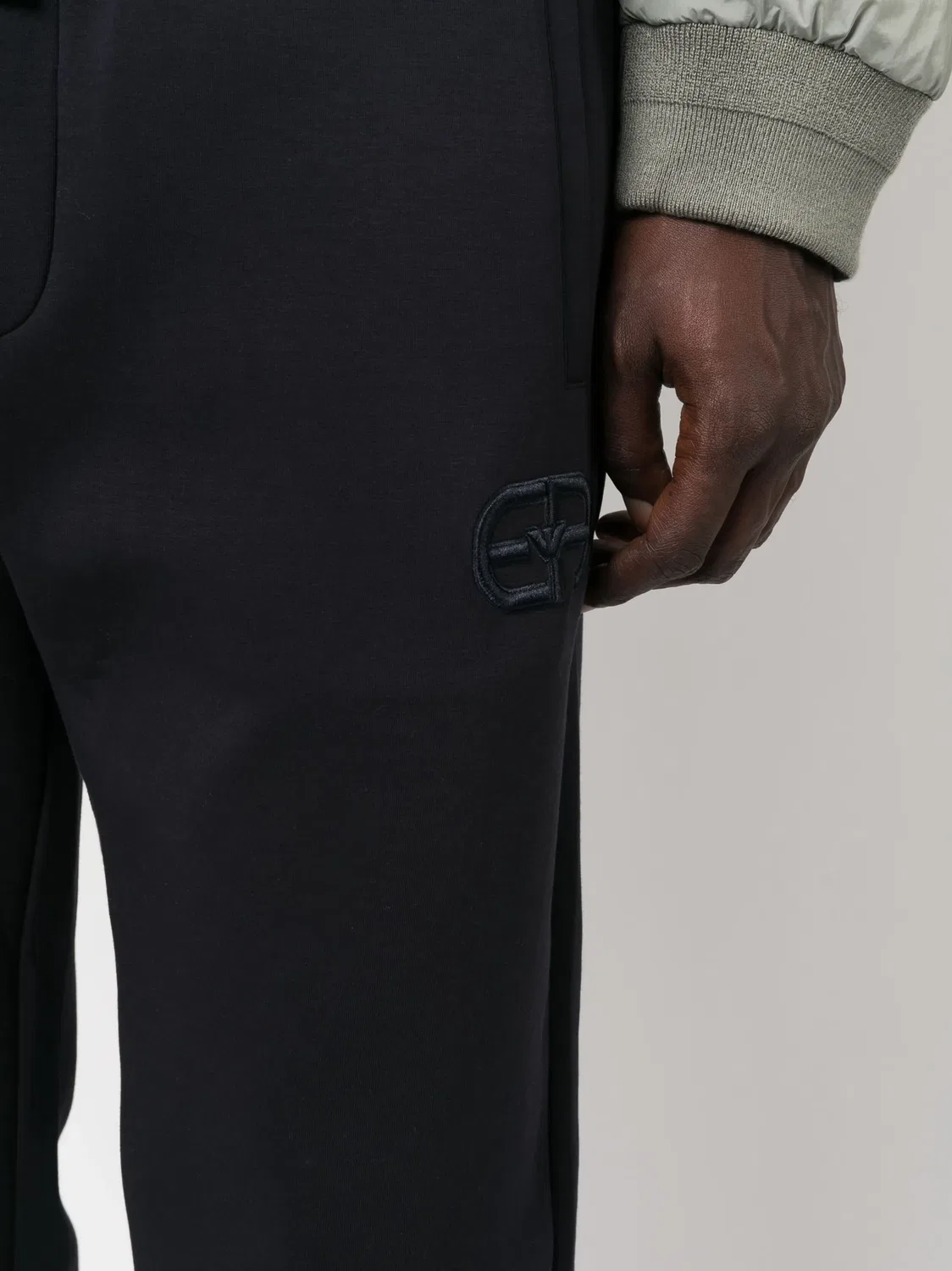 Трековые брюки из хлопкового стачивания с вышитым логотипом Emporio Armani, темно-синий — фото 2