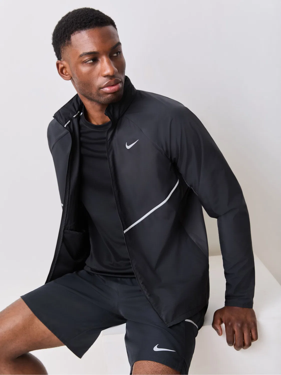 Черная беговая куртка Nike Miler UV Repel — фото 3