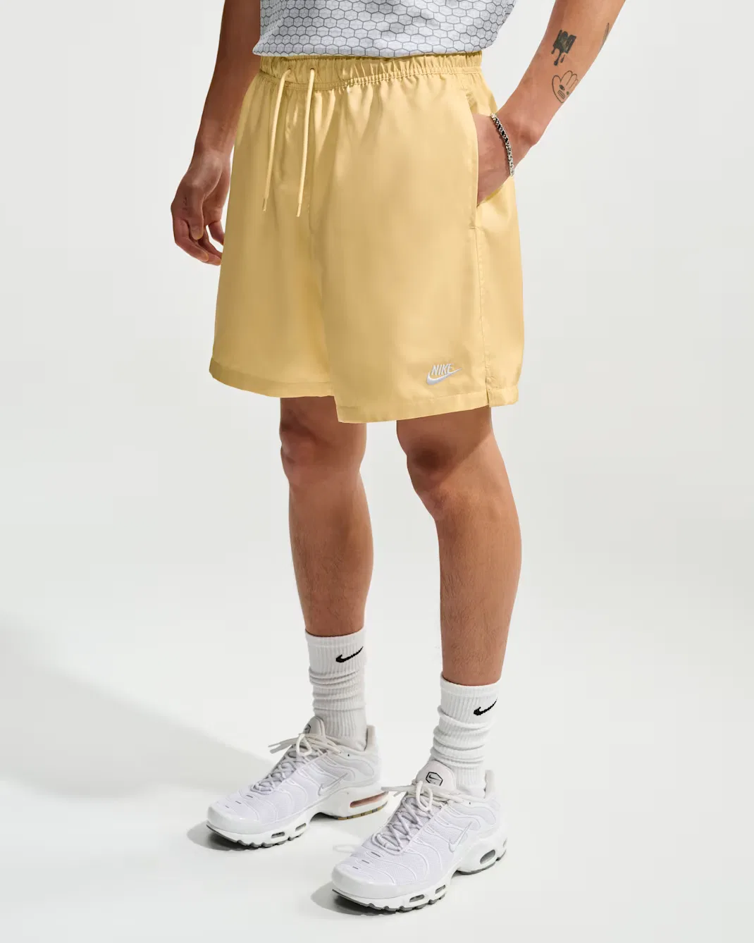 Мужские тканые шорты свободного кроя Nike Club, Soft Yellow/White — фото 2