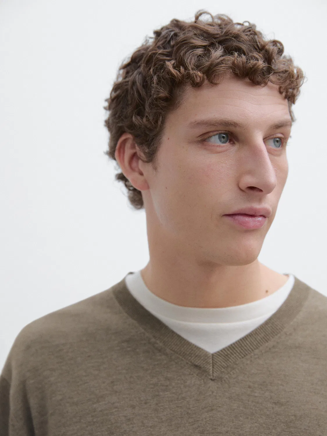 Вязаный свитер из смесовой хлопковой ткани с V-образным вырезом Massimo Dutti, хаки — фото 4