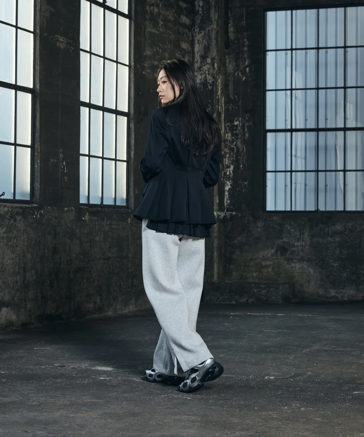 Женские брюки Nike Sportswear Phoenix Fleece с высокой талией и широкими штанинами IH1012-043 Pure Platinum — фото 4