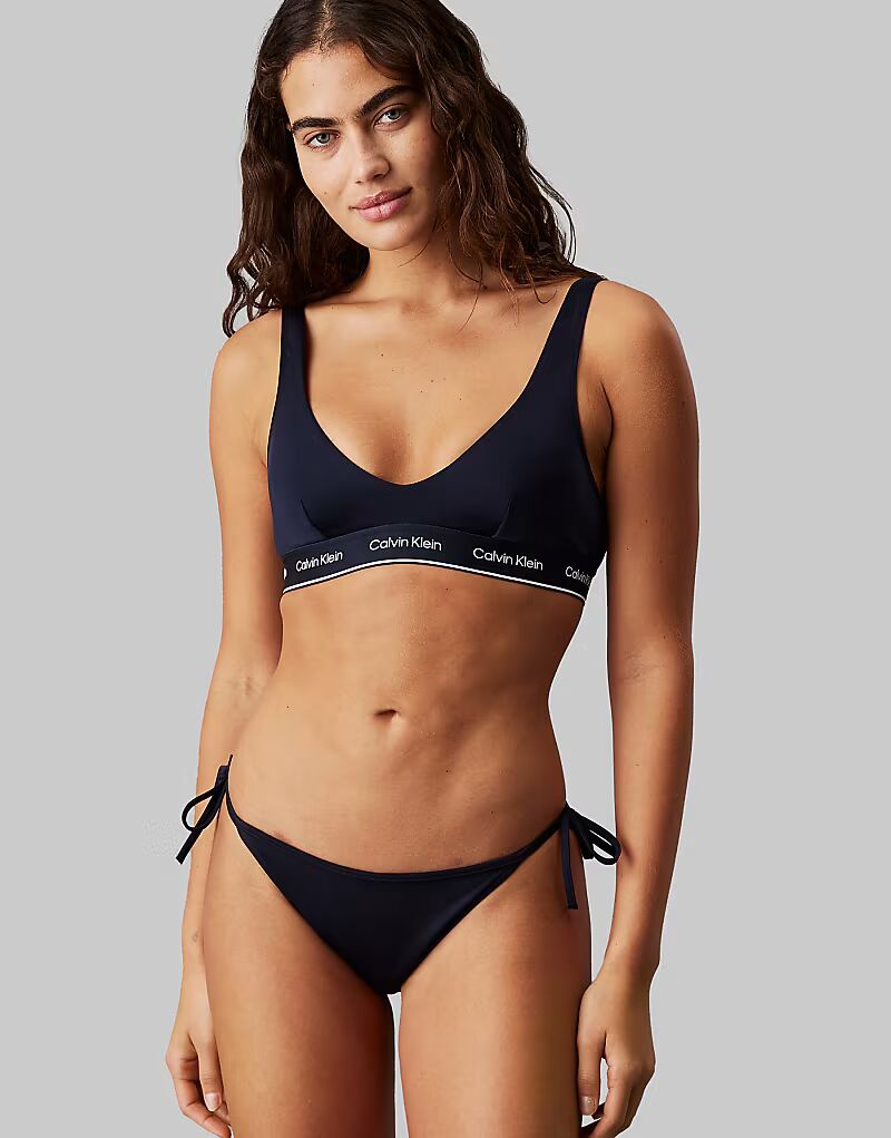 

Плавки бикини Calvin Klein Meta Legacy с завязками по бокам темно-синего цвета