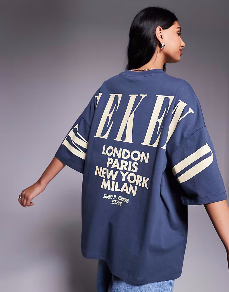 

Футболка Weekend Collective Icon свободного кроя с логотипом на спине в синем и молочном цветах ASOS Weekend Collective
