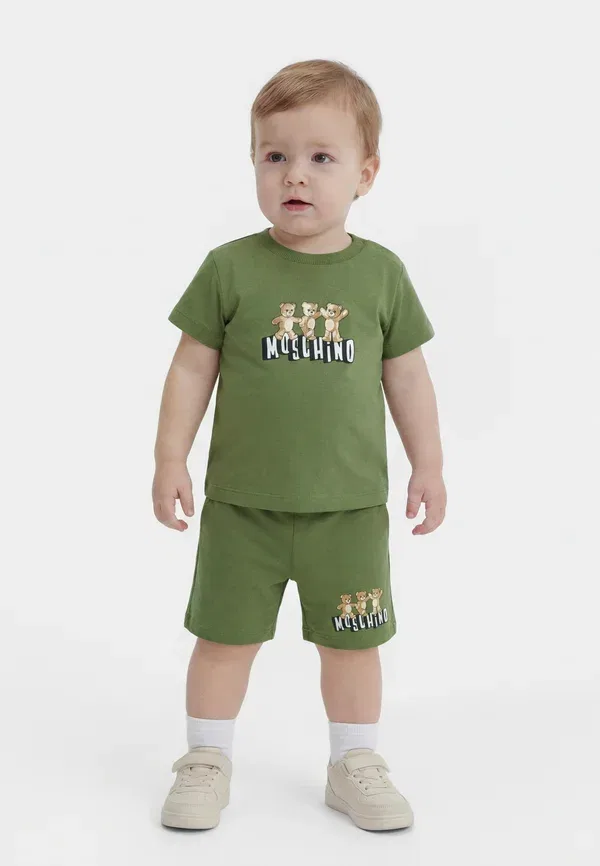 Комплект для девочки из куртки и шорт Moschino, зеленый