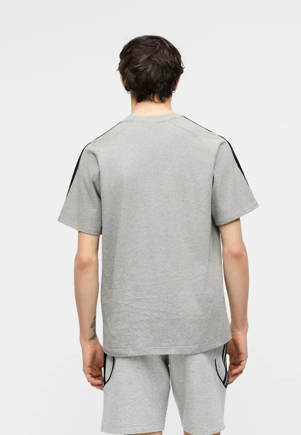 Футболка с принтом Spacer - футболка с принтом Adidas Originals, серый — фото 4