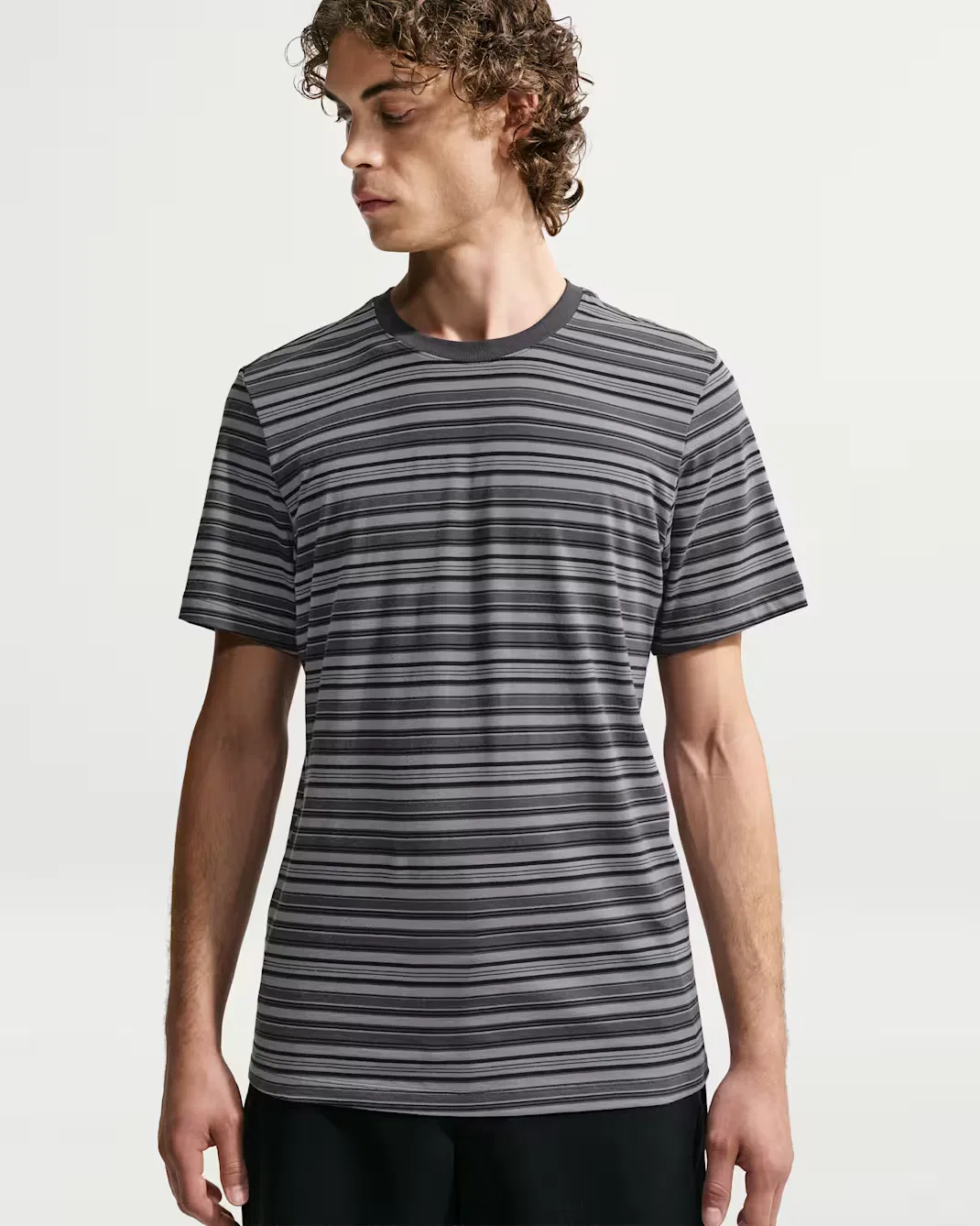Мужская полосатая футболка Nike Sportswear, Dark Smoke Grey