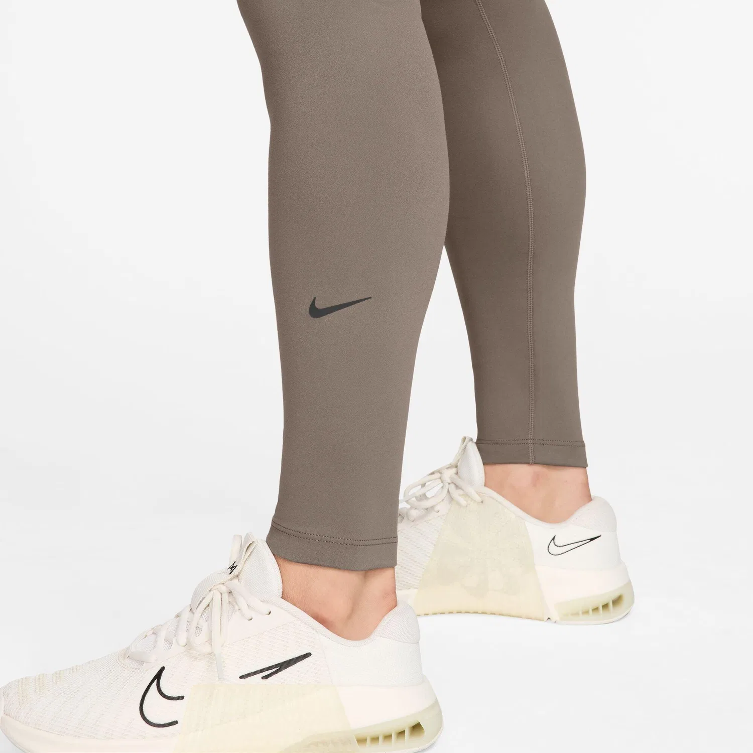 Женские леггинсы с высоким поясом Nike One Tight, Цвет Braun — фото 3