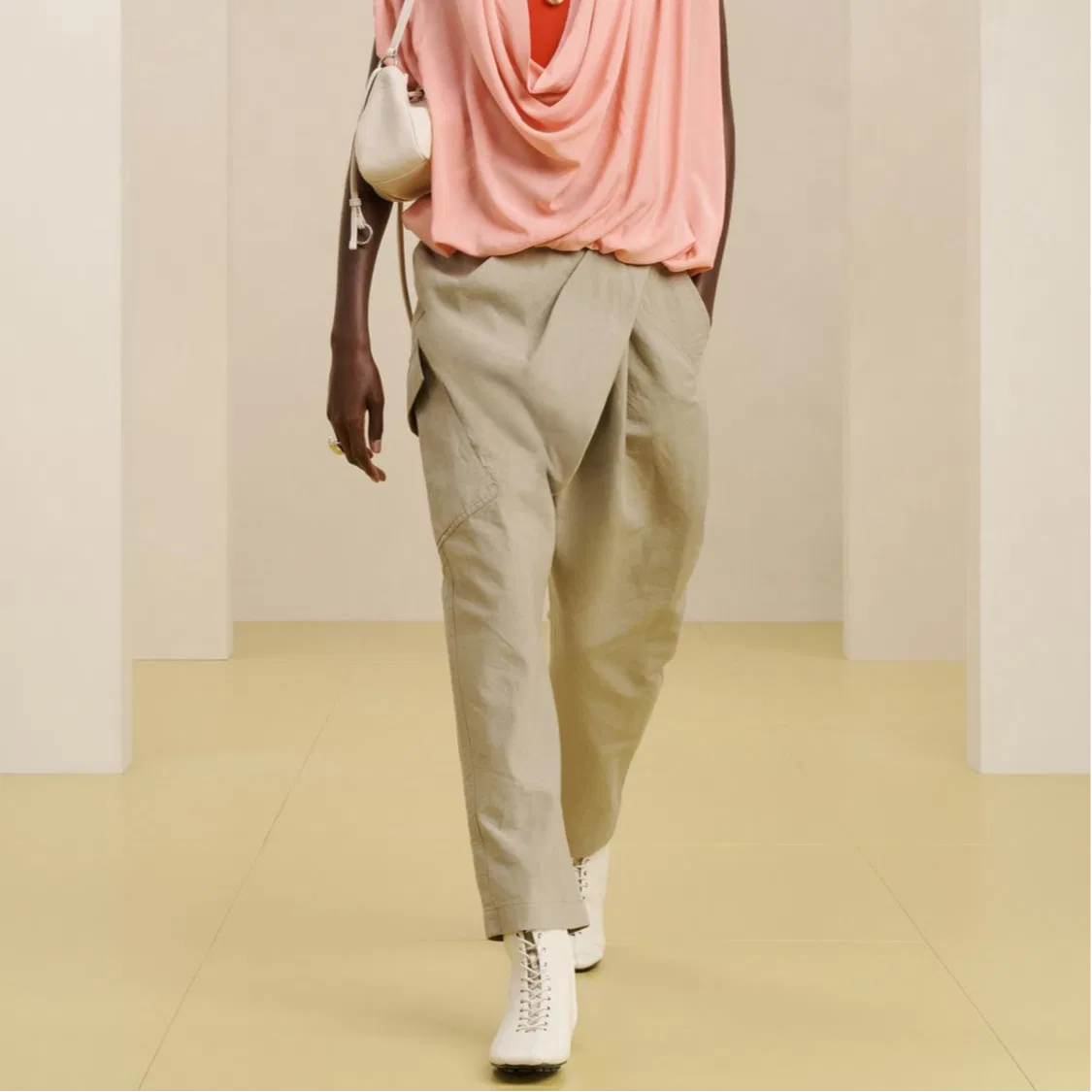 Женские брюки повседневные прямого кроя Light Beige Yellow/Khaki ZARA, Light Beige Yellow/Khaki — фото 4