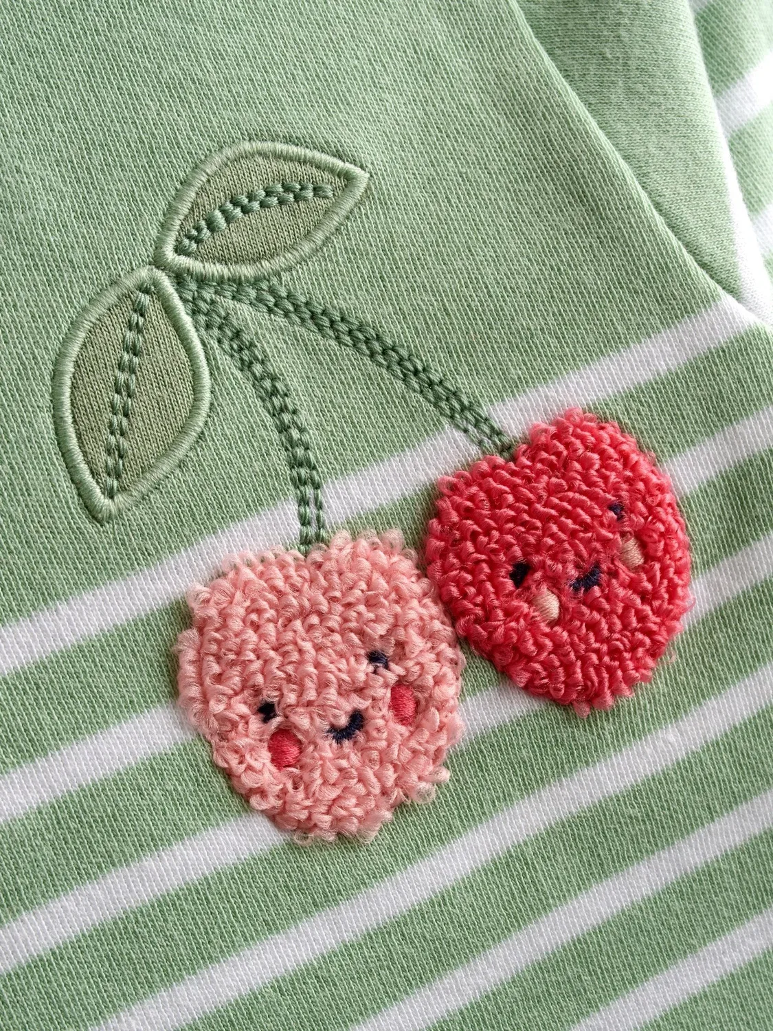 Топ с длинным рукавом, модель Green Cherry Breton Pocket Jojo Maman Bébé, зеленый с вишнями — фото 3