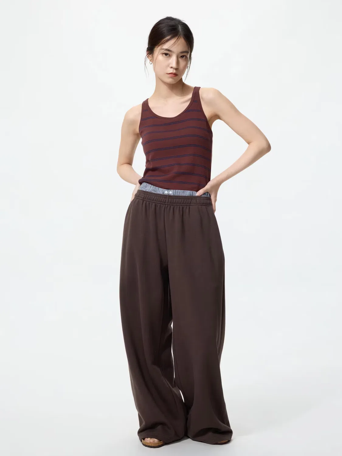 Спортивные штаны Uniqlo, широкие короткие штанины, темно-коричневый