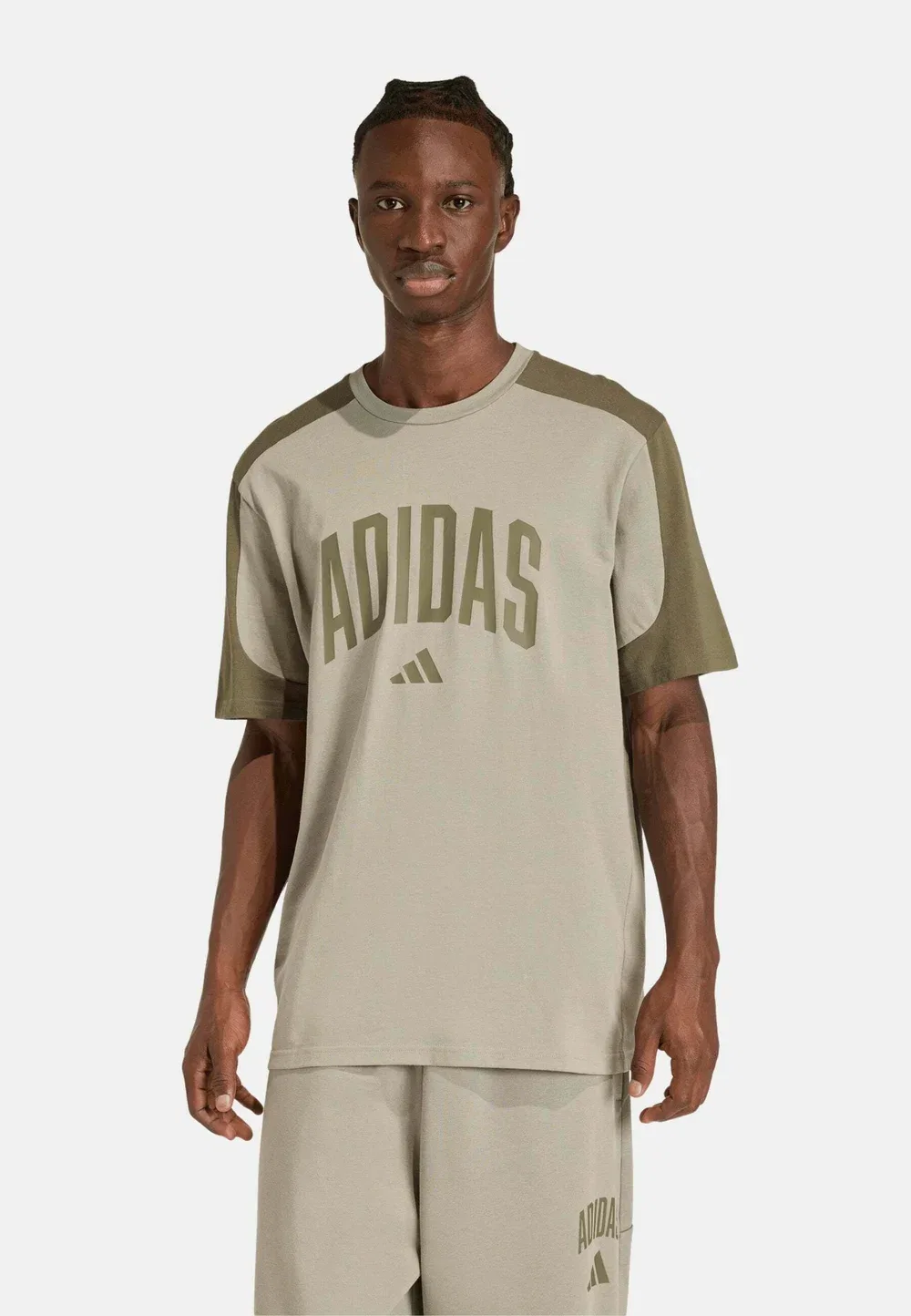 Camiseta de manga corta Collegiate - футболка с принтом Adidas Performance, Silver Pebble