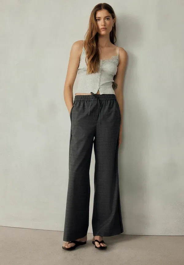 Брюки с принтом в клетку Petite fit - wide leg trousers with side stripes Next, серый в черную клетку