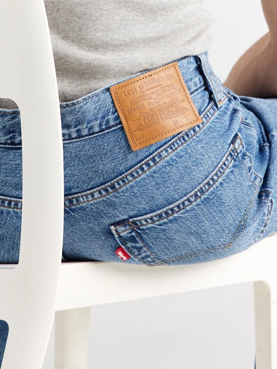 Джинсы LEVI'S Regular '555' синего цвета — фото 2