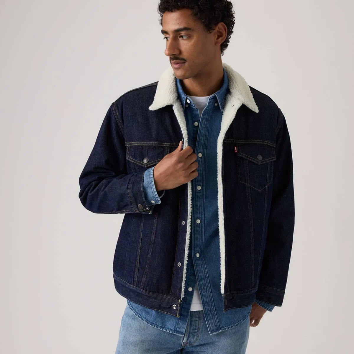 Свободная куртка-тракер из шерпы Levi's, Give It A Rinse Sherpa - Dark Wash