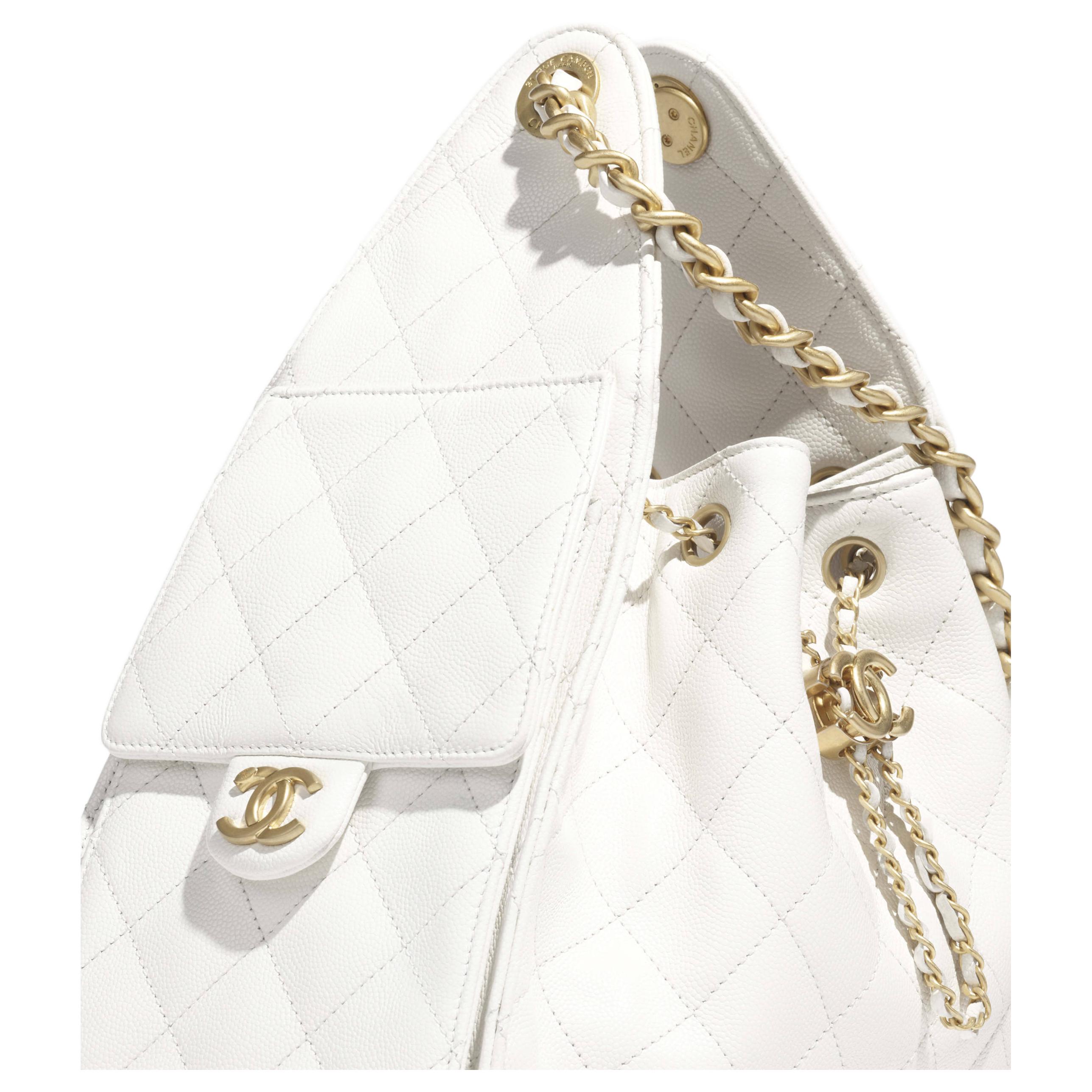 CHANEL Сумка-хобо из телячьей кожи с зернистой текстурой — фото 4