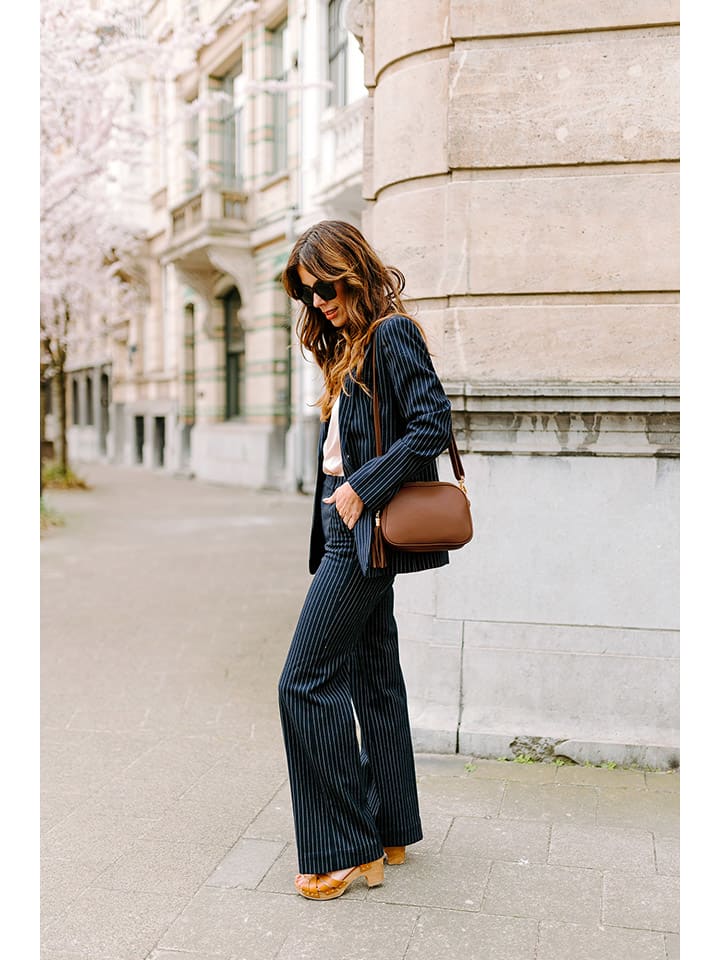 

Кожаная сумка через плечо "Flumendosa" цвета верблюжьей шерсти - (Ш)23 x (В)17 x (Г)7 см Lia Biassoni