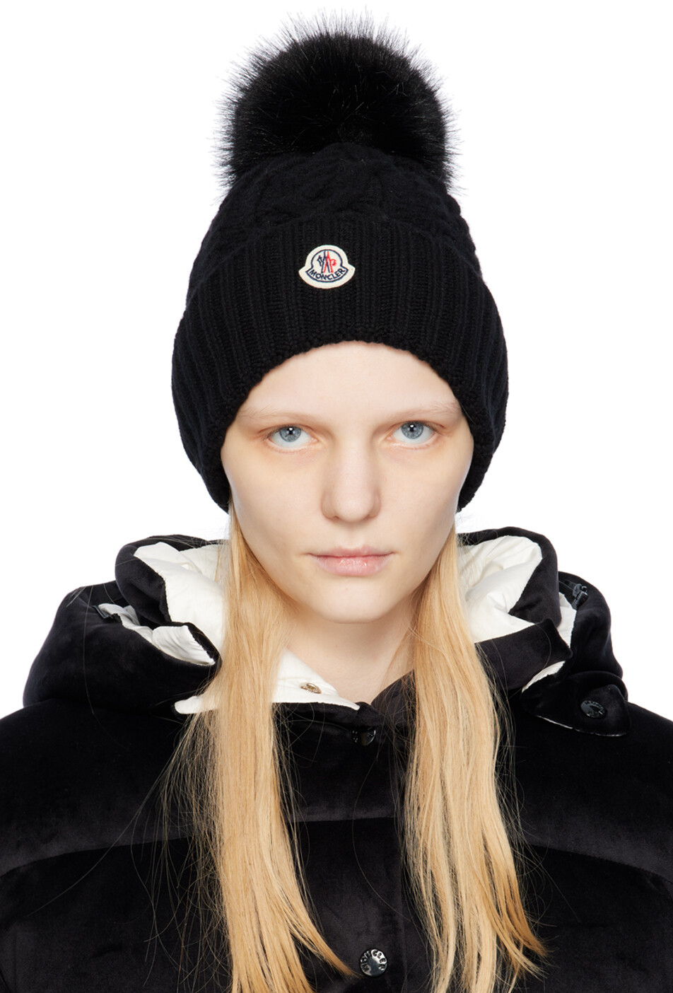 

Черная шапка с помпоном Moncler