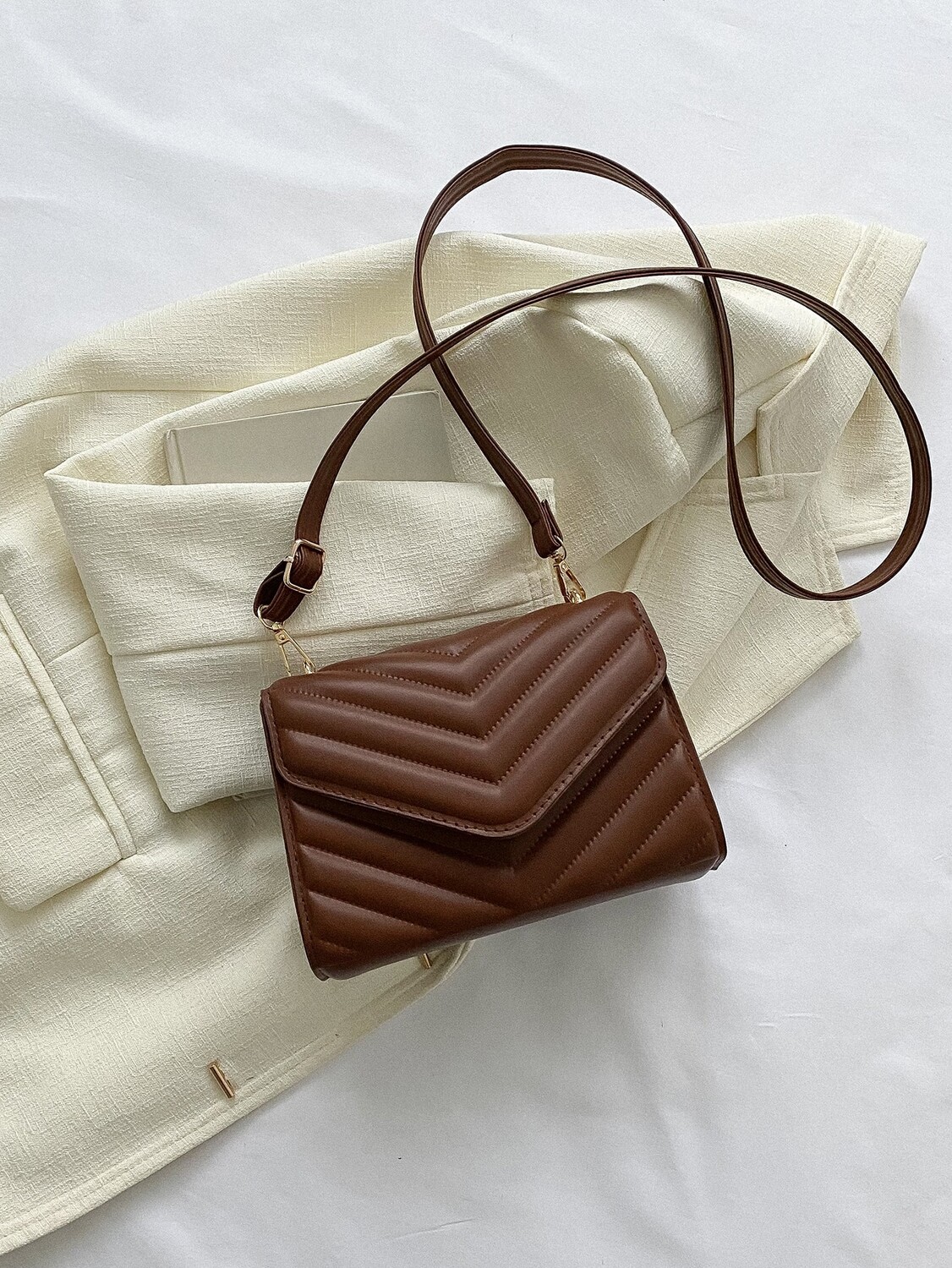

Сумка квадратная Mini Chevron со стеганым клапаном, кофейный