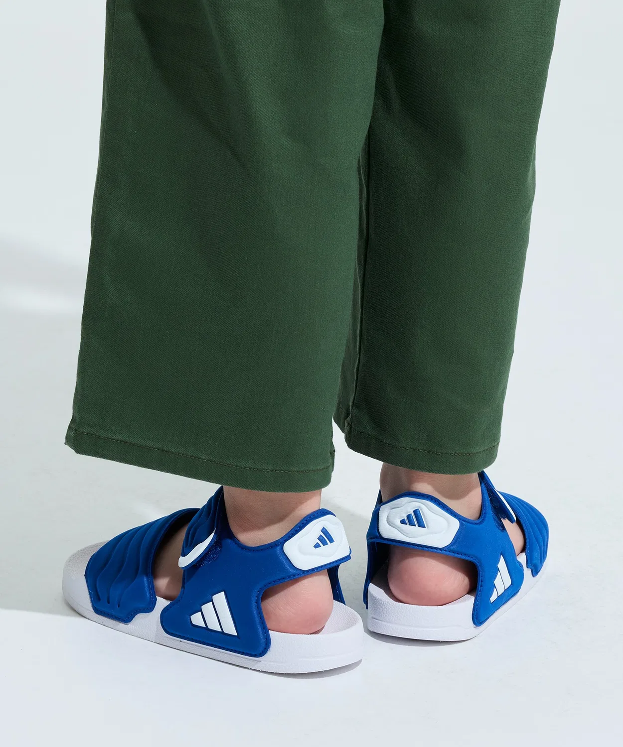Детские сандалии с липучкой Adilette Sandal 2 K Adidas, Blue — фото 4