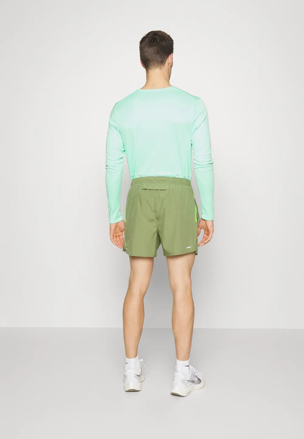 Nk df rn dvn chlngr shrt 5b - спортивные шорты Nike Performance, Oil Green/Action Green/Reflective Silver — фото 3