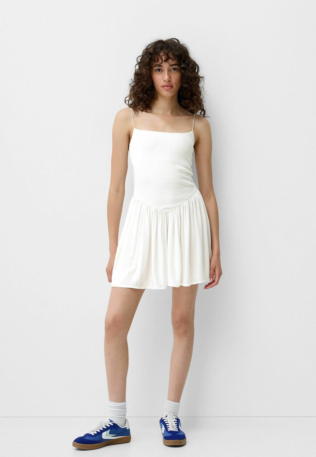 

Повседневное платье STRAPPY, MINI Bershka, белый