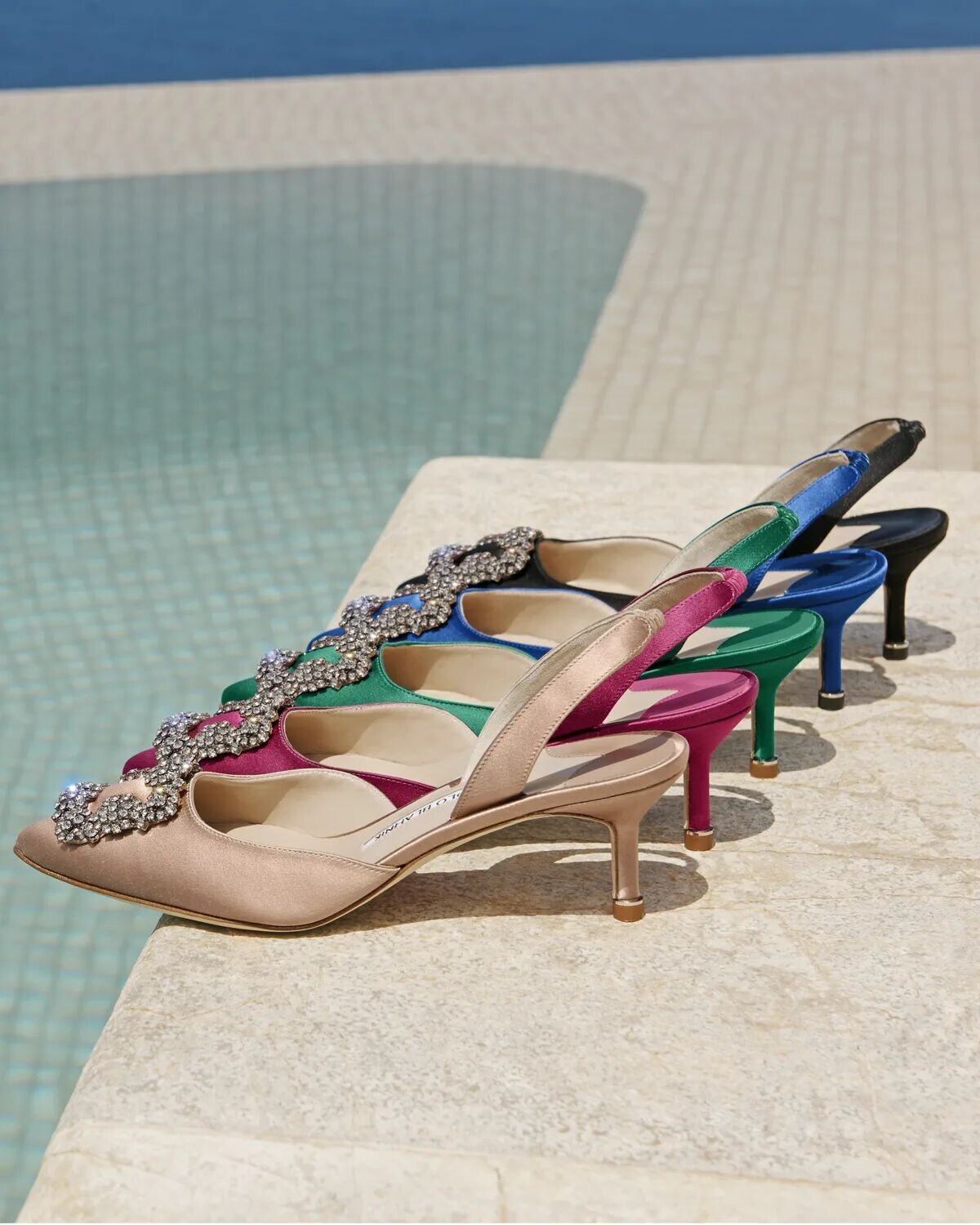 Атласные туфли Hangisi на каблуке-рюмочке с открытой пяткой Manolo Blahnik, черный
