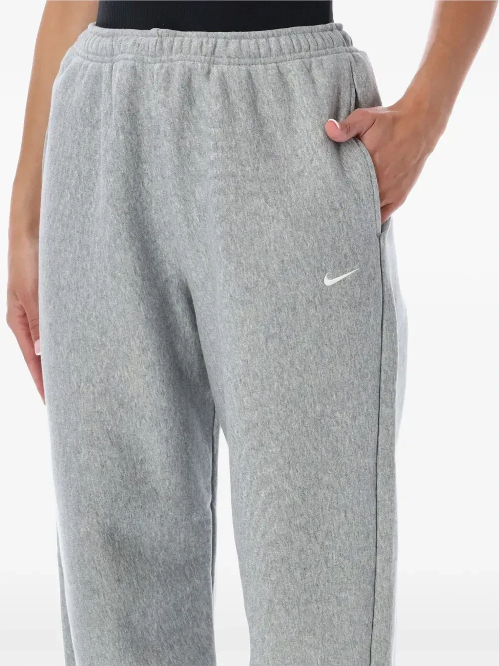 Спортивные брюки с эластичным поясом и вышитым логотипом Nike, серый — фото 3