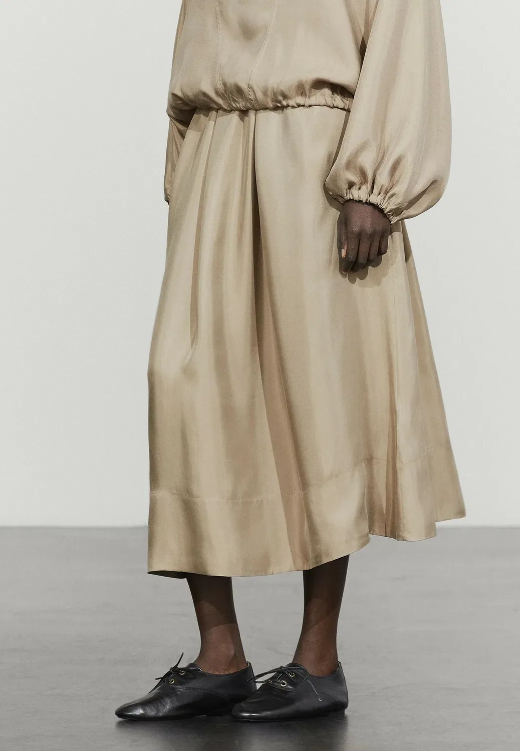 Струящаяся юбка миди с эластичным поясом - юбка А-силуэта Massimo Dutti, Sand