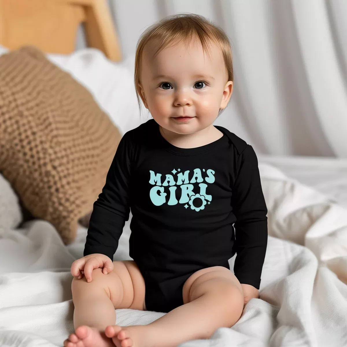 Детский боди с длинным рукавом с принтом Mama's Girl Flower The Juniper Shop, Black — фото 3