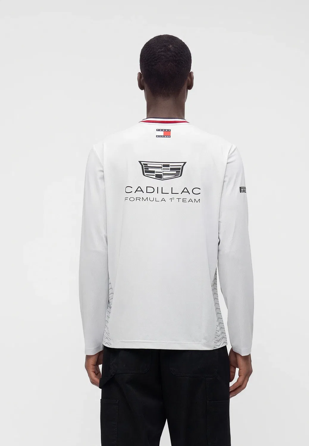 Футболка с длинными рукавами, демонстрирующая комплект Cadillac x F1 Tommy Hilfiger, Stone Grey